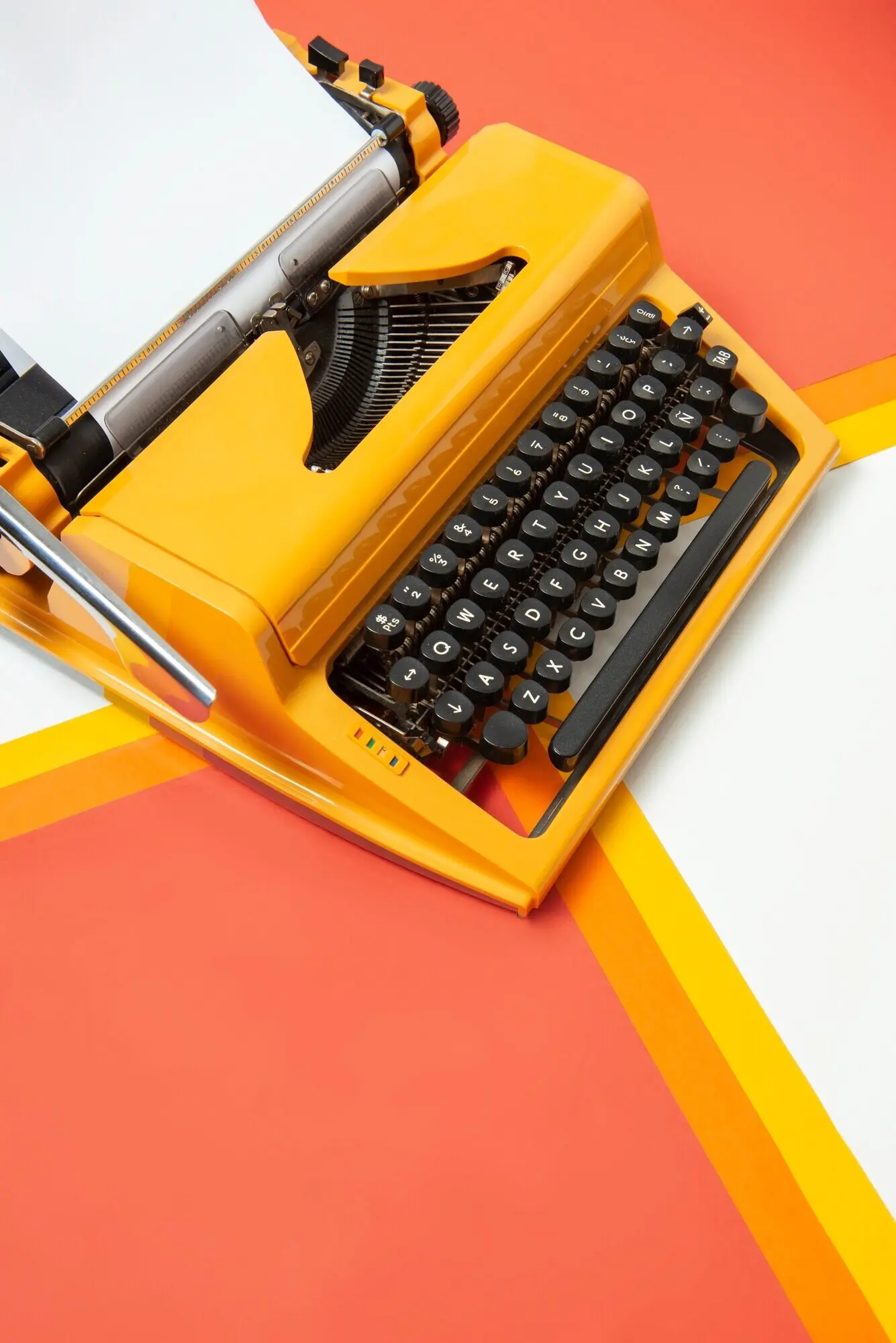 Leuchtend bunte Retro-Schreibmaschine mit Tastatur und Knöpfen