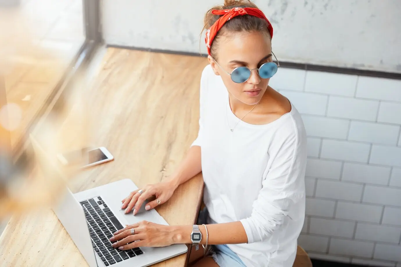 Porträt einer Managerin, die am Laptop an einem Geschäftsplan arbeitet, Informationen durchsucht, nachdenklich zur Seite blickt und von modernen elektronischen Geräten umgeben ist. Eine Redakteurin überprüft Inhalte auf einer Website.