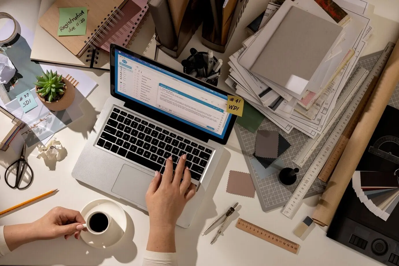 Blick auf einen unordentlichen Büroarbeitsplatz mit Laptop.